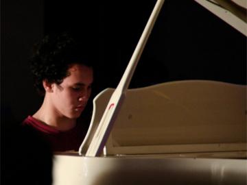 Piano lessons main image.
