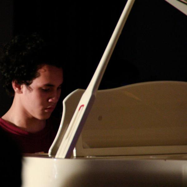 Piano lessons main image.